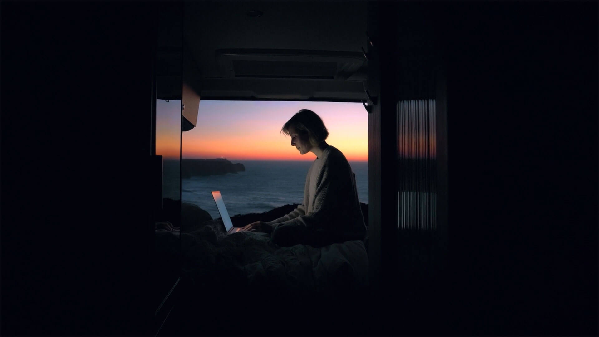 AirJet, silent, dustproof and faster, enables you to do more anywhere anytime.