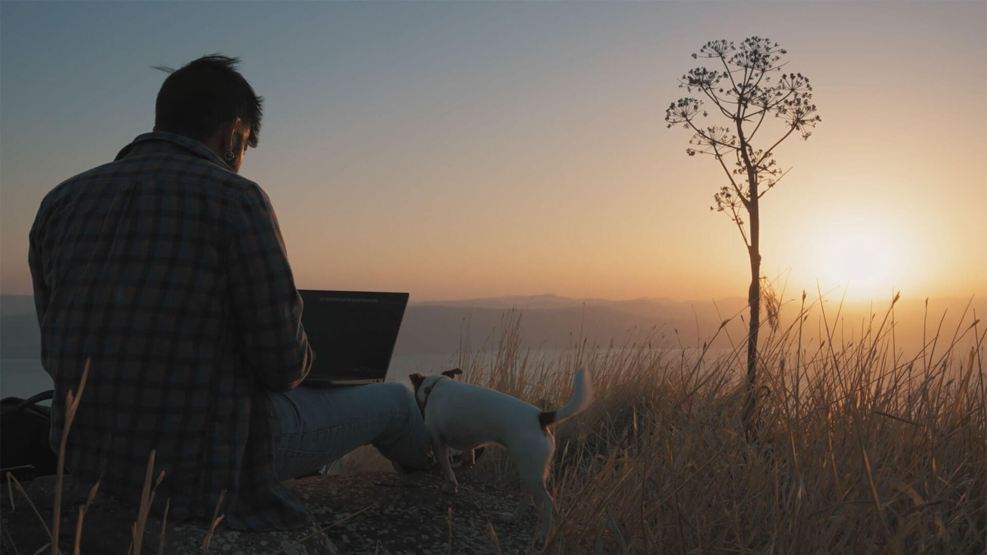 AirJet, silent, dustproof and faster, enables you to do more on the go.